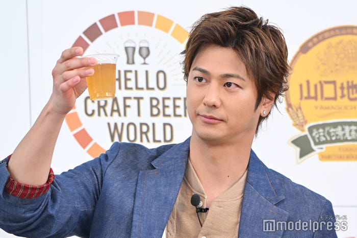 飲レポをする速水もこみち(C)フジテレビ