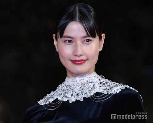 橋本愛、ミニスカ×レースタイツでスラリ美脚「個性的な服も着こなしてて流石」「金髪も映えてる」と反響