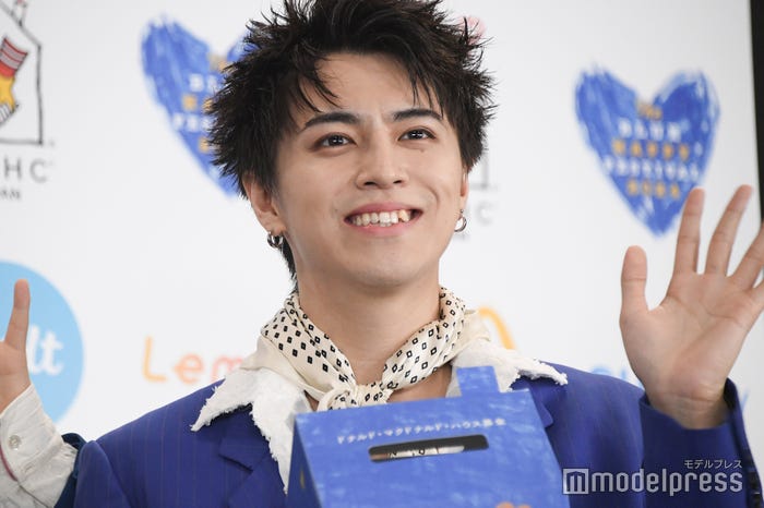 募金箱を大切に抱えていたタカシ(C)モデルプレス