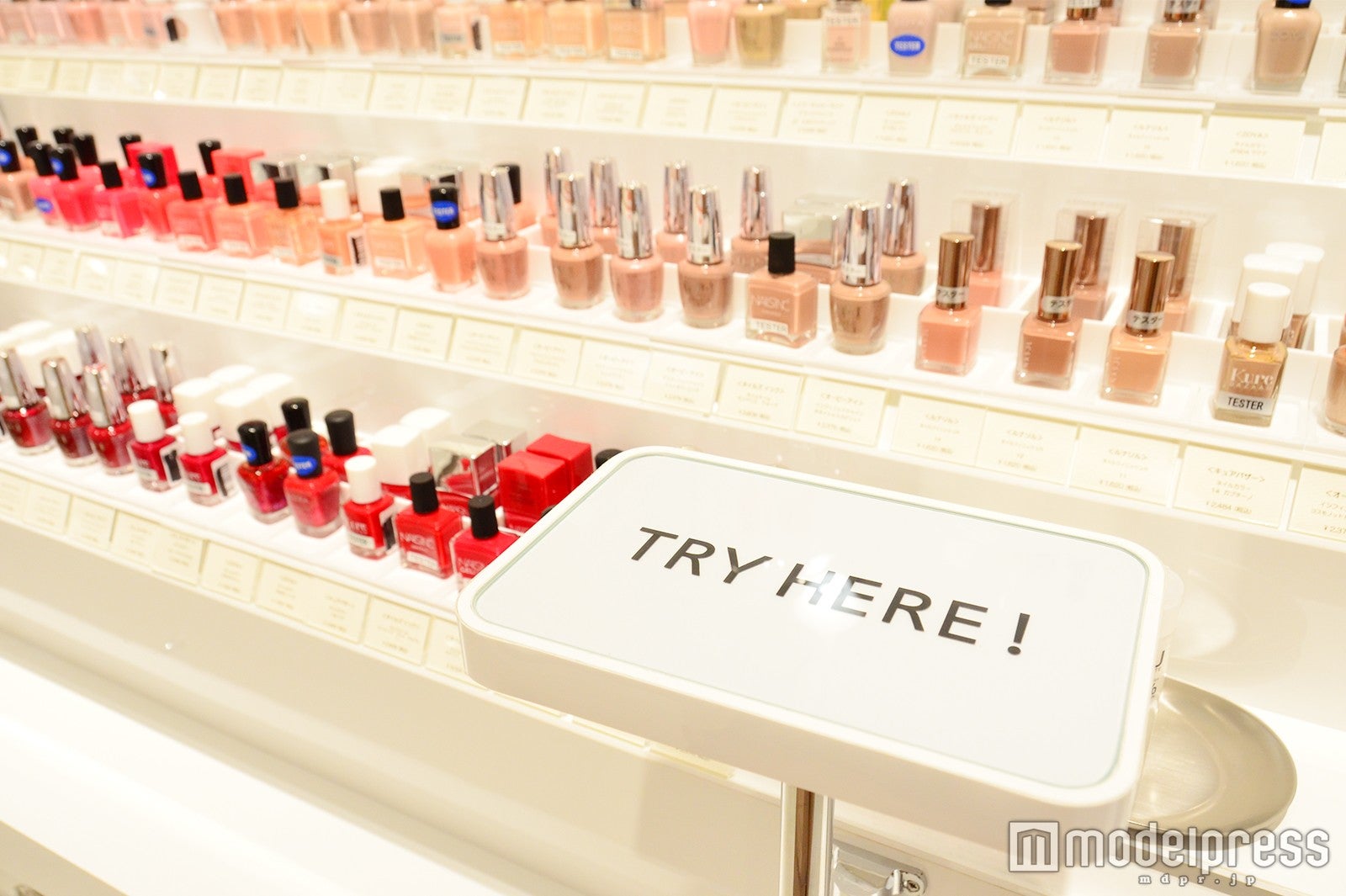 色々なマニキュアを一度に試せるミニテーブルも設置（C）モデルプレス