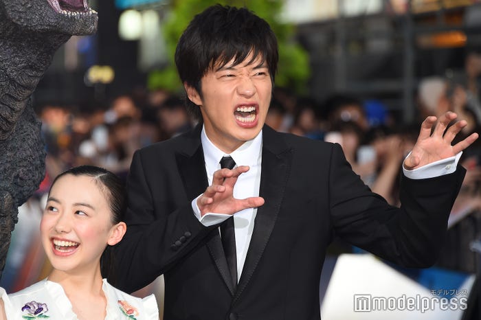 ゴジラ風に「ガオー!」とポーズをとる田中圭(C)モデルプレス