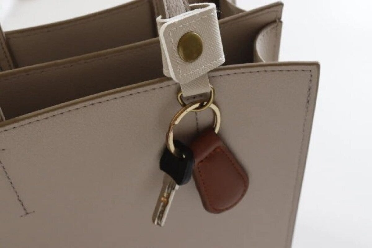 ダイソー　バッグの紐に付けるキーホルダー　使用例