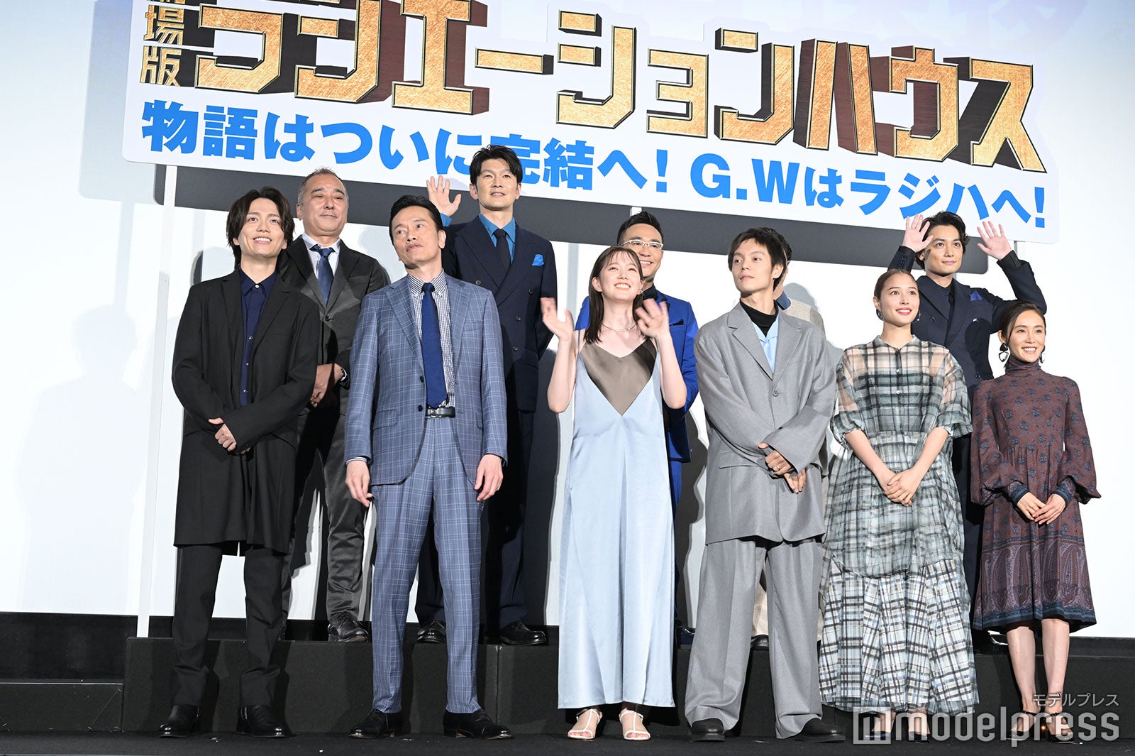 （後列左から）鈴木雅之監督、丸山智己、八嶋智人、浜野謙太、矢野聖人（前列左から）山崎育三郎、遠藤憲一、本田翼、窪田正孝、広瀬アリス、山口紗弥加（C）モデルプレス