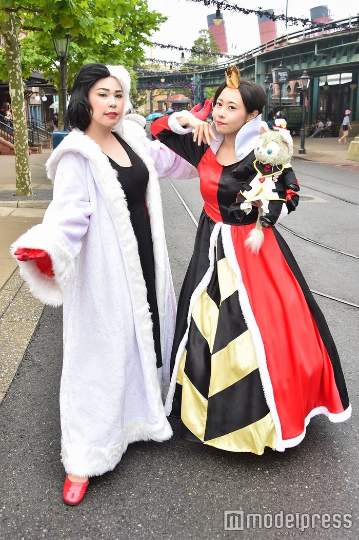 仮装したゲスト/(左から)からしさん、咲緒さん(C)モデルプレス(C)Disney