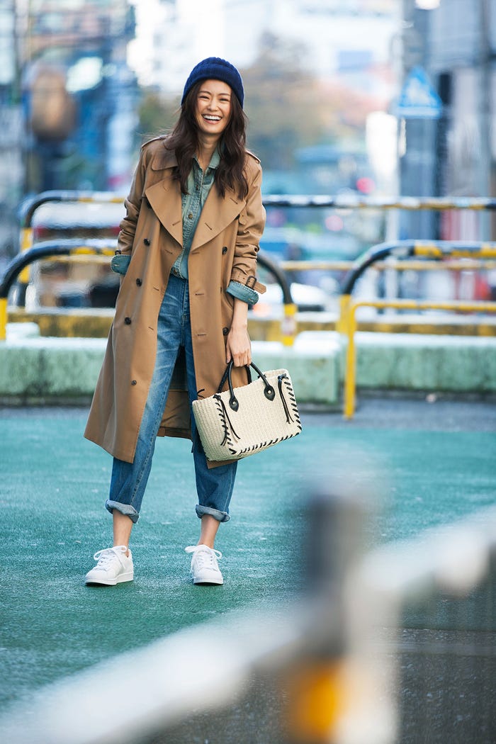 トレンチコート¥105,000/beautiful people(beautiful people 青山店) デニムシャツ¥28,000/CURRENT/ELLIOTT(サザビーリーグ) デニム¥24,000/AULA(DraSTic) ニット帽¥16,000/arth(arth override アトレ恵比寿店) バッグ¥5,500/FREAK’S STORE(FREAK’S STORE 渋谷) スニーカー¥8,900/adidas Originals(アディダスグループお客様窓口)(C)TOPLOG