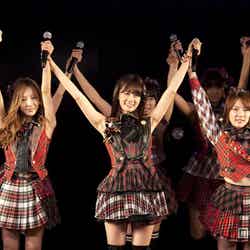 AKB48を卒業した前田敦子（中）、高橋みなみ（右）、板野友美（左）／「AKB48劇場 前田敦子卒業公演」の模様（C）AKS