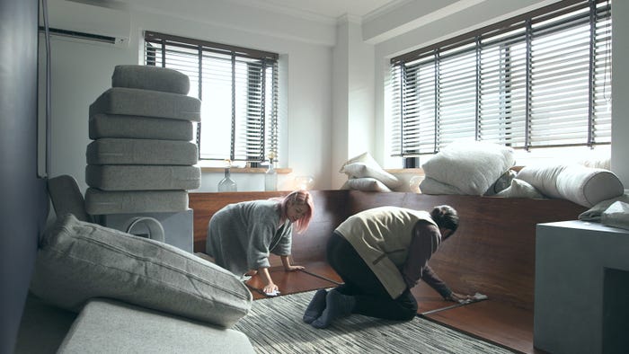 掃除をする花、快「TERRACE HOUSE TOKYO 2019-2020」36th WEEK(C)フジテレビ/イースト・エンタテインメント