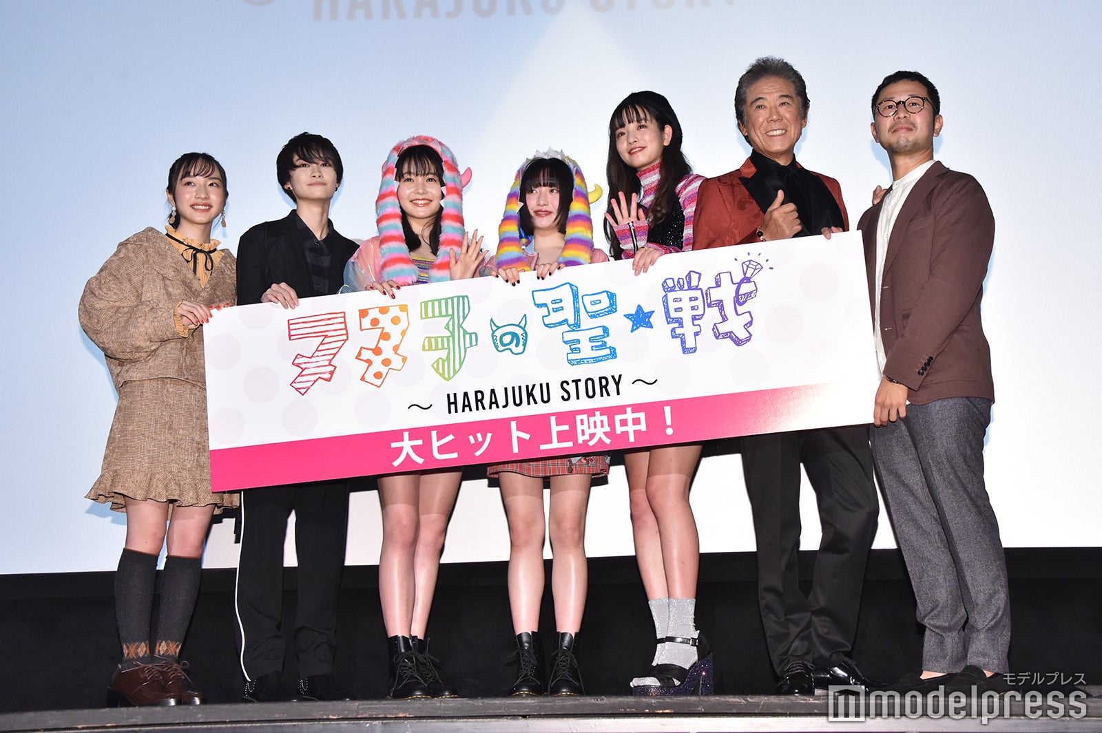 （左から）内田珠鈴、中山咲月、久間田琳加、吉田凜音、横田真悠、西岡徳馬、進藤丈広監督（C）モデルプレス