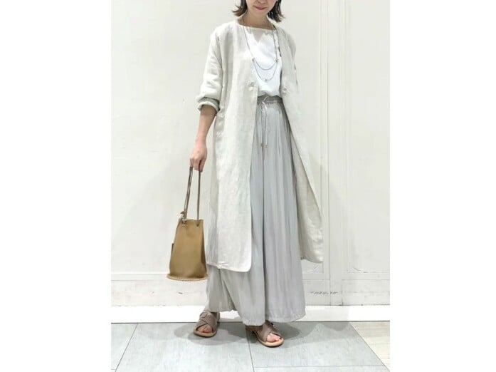 淡い色のロング丈のリネン混シャツコートは夏コーデにぴったり 出典:WEAR