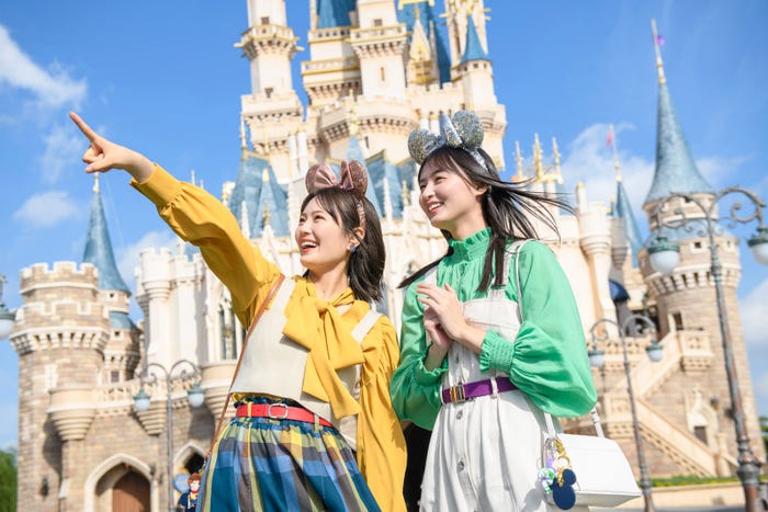 清宮レイ、遠藤さくら/新CM「あんたは俺の相棒だぜ。」篇より(C)Disney