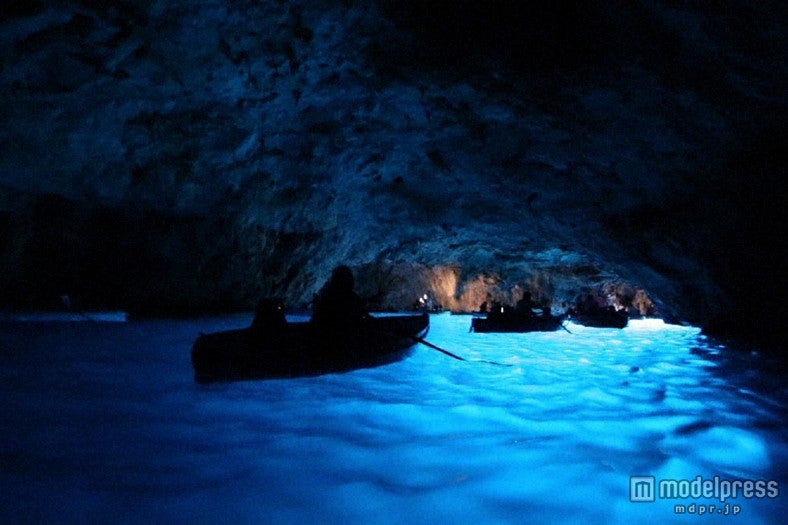 海底の大理石が光を反射するカプリ島の「青の洞窟」