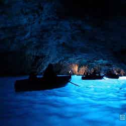 海底の大理石が光を反射するカプリ島の「青の洞窟」