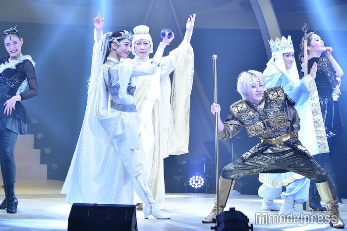 ステージで輝く(左手前から時計回りに)伶美うらら、高汐巴、豊田陸人、元木湧ら/「SEVENー西遊記7つの戦いー」ゲネプロより(C)モデルプレス