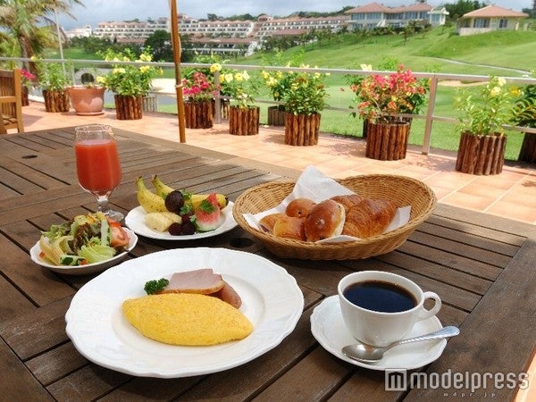 オープンデッキで優雅な朝食タイム／画像提供：カヌチャベイリゾート