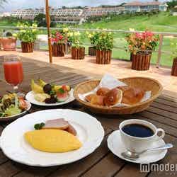 オープンデッキで優雅な朝食タイム／画像提供：カヌチャベイリゾート