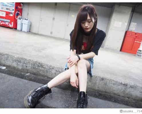 NMB48山本彩、ミニスカートで色白美脚披露「スタイル良い」と絶賛の声