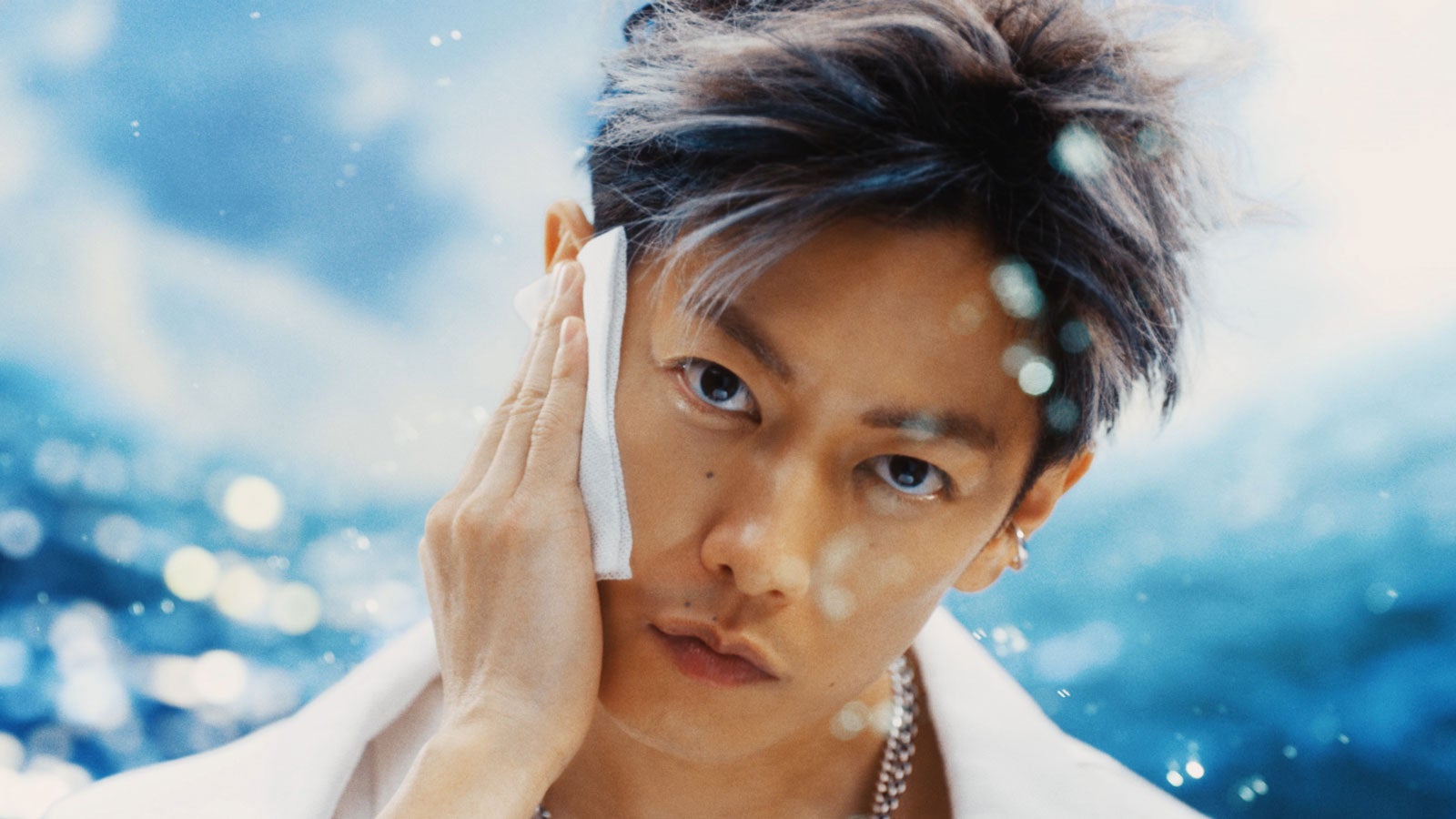 佐藤健CM『顔には、天然だろ。』篇より（提供写真）