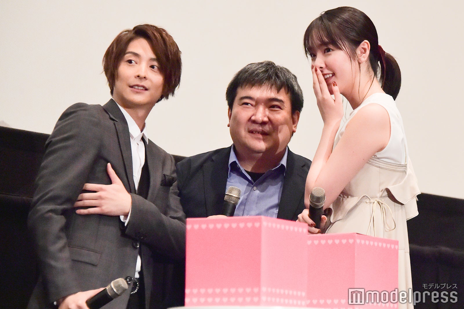 想像以上に真剣なトーンで審議を始める小池徹平、井口昇監督、唐田えりか （C）モデルプレス
