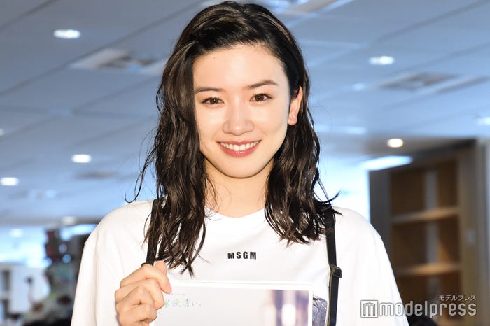 ミディアムロングヘアの永野芽郁 (C)モデルプレス
