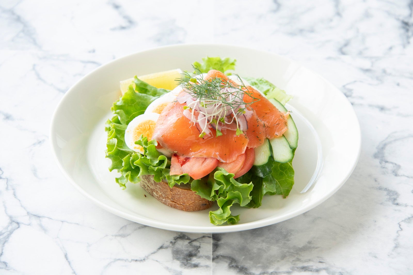 ノルディックサーモンのコールドサンド¥1500（提供写真）