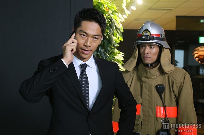 (左から)AKIRA、佐藤隆太/場面カットより(C)関西テレビ