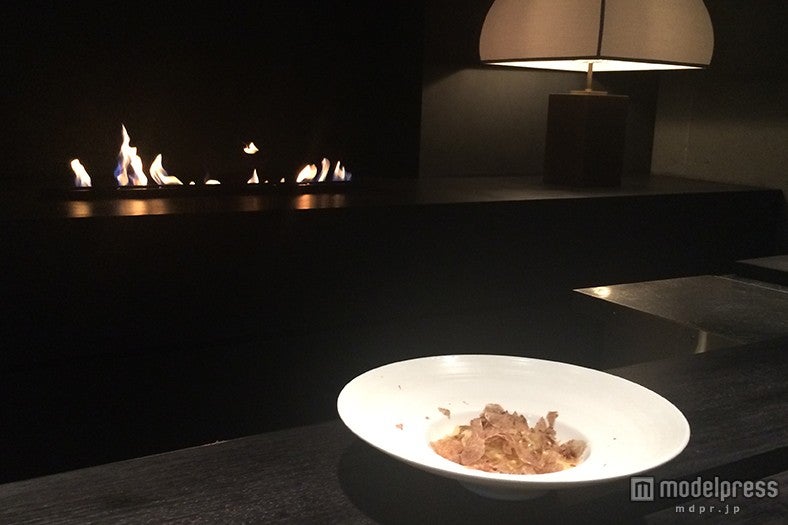 暖炉の炎に癒やされる