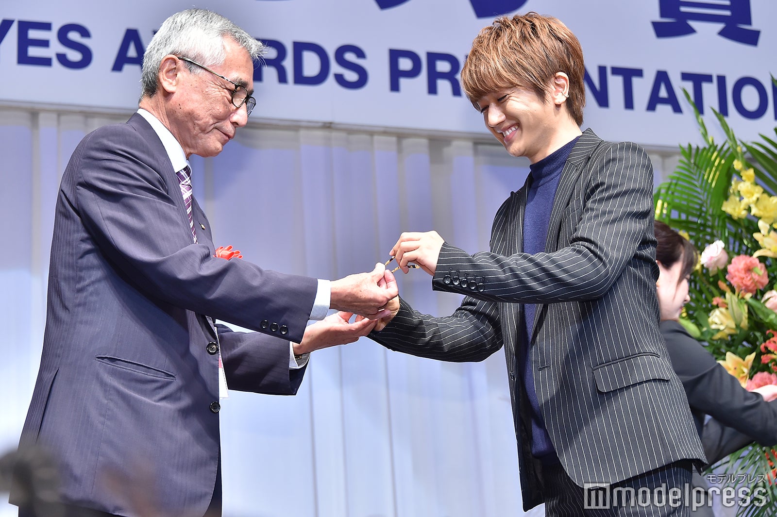 （右）西島隆弘（C）モデルプレス