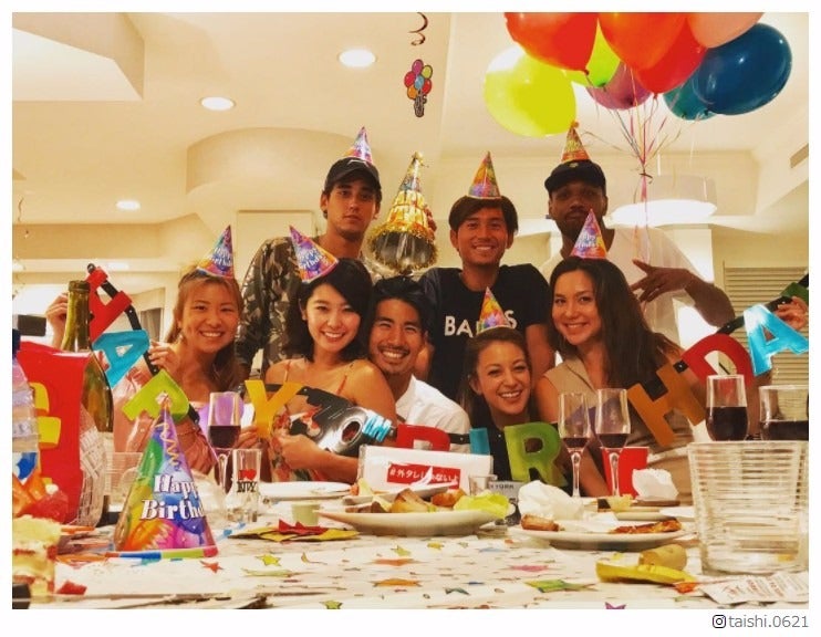 「テラハ」大志、恋人・智可子をバックハグ！卒業メンバーも大集結で幸せショット