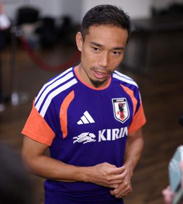長友佑都「あまりにも違いすぎて鳥肌が」若手2人のW杯1カ月での成長に言及「日本で戦う誇りと覚悟が彼らに伝わった。そこに貢献できたなら非常にうれしく思う」