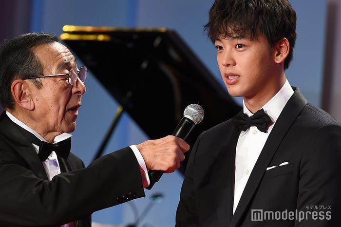 (右)竹内涼真 (C)モデルプレス