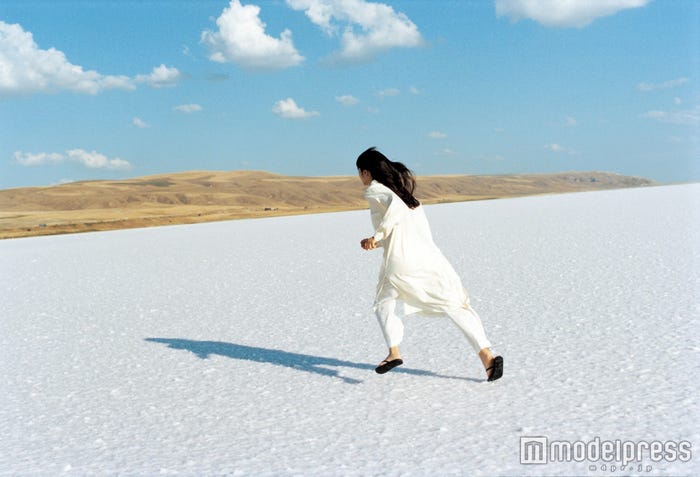 小松菜奈1st写真集『Trabzon』(発売中)より/画像提供:SDP