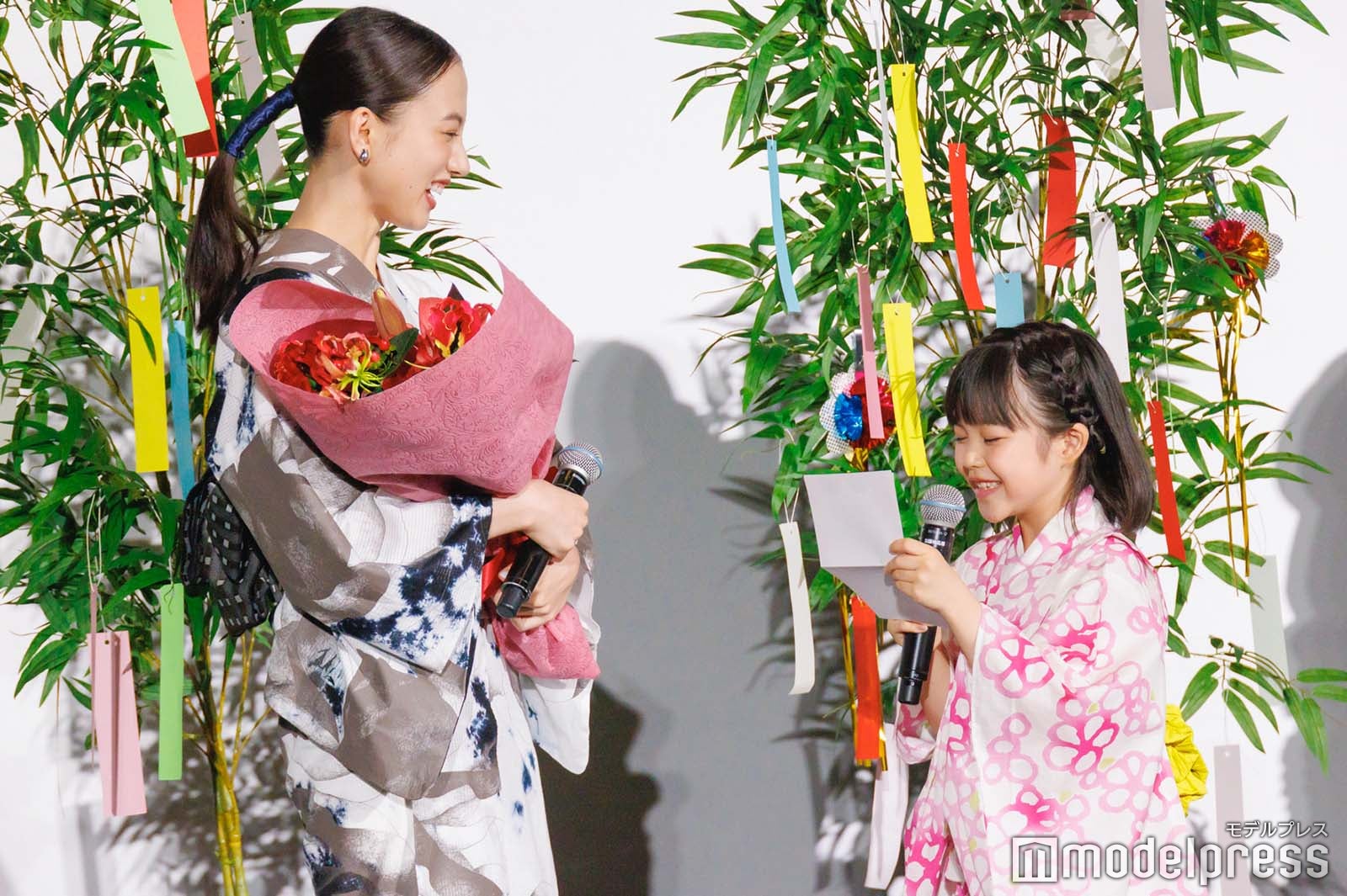 清原果耶への手紙を読む加藤柚凪（C）モデルプレス