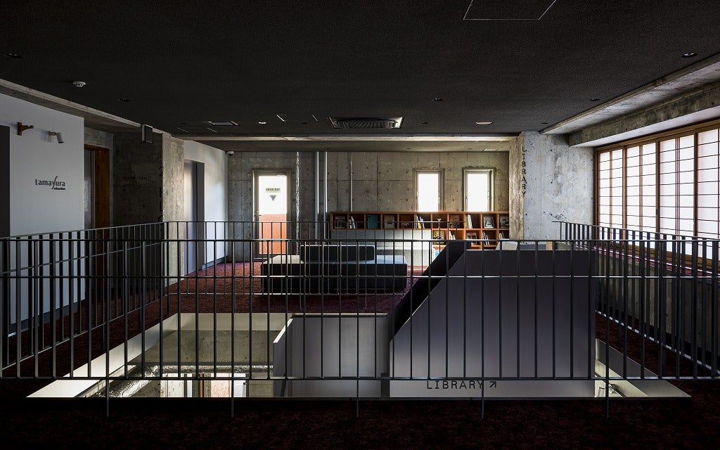 宿泊者は誰でも使える二階ライブラリースペース（C）Anna Nagai