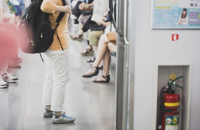 電車の中でダイエット習慣/photo by ぱくたそ