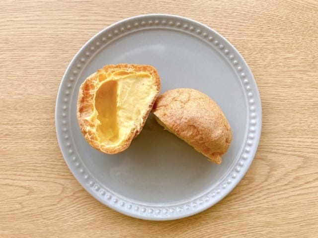 ローソンの生カスタードシュークリームはリッチな味わいです。