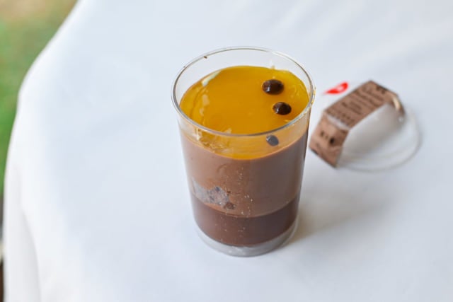 ピエール・エルメシグネチャーカップケーキショコラオランジュの開封後横から