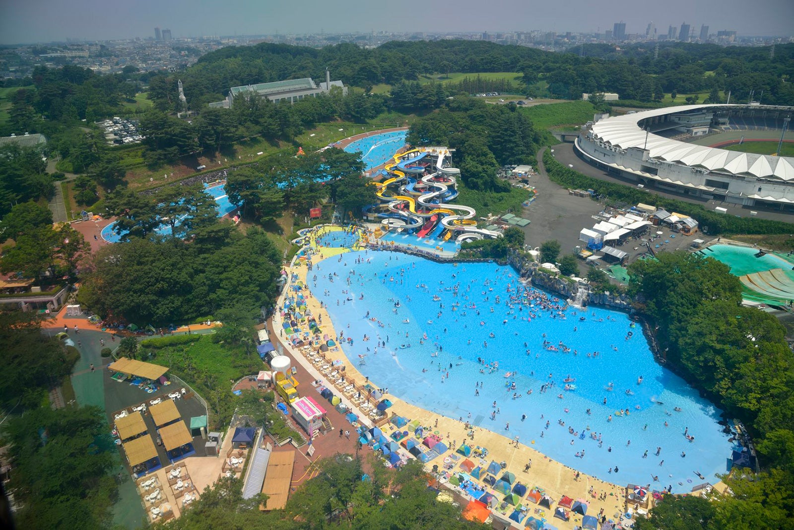 西武園ゆうえんち、プール開き！“クラブ”がテーマのナイトプールも - 女子旅プレス