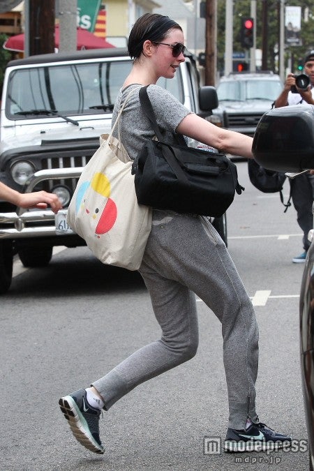 アン・ハサウェイ、誰だかわからないスッピン＆庶民派バッグ