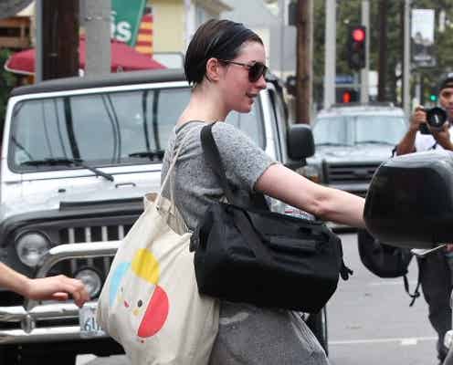 アン・ハサウェイ、誰だかわからないスッピン&庶民派バッグ