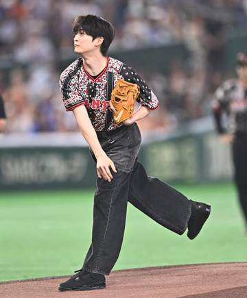 「好感しかない！！」東京D降臨の「神ビジュ」25歳人気俳優に騒然 圧巻ノーバン投球と美しき所作 深々一礼に「いつにも増して深くて綺麗」