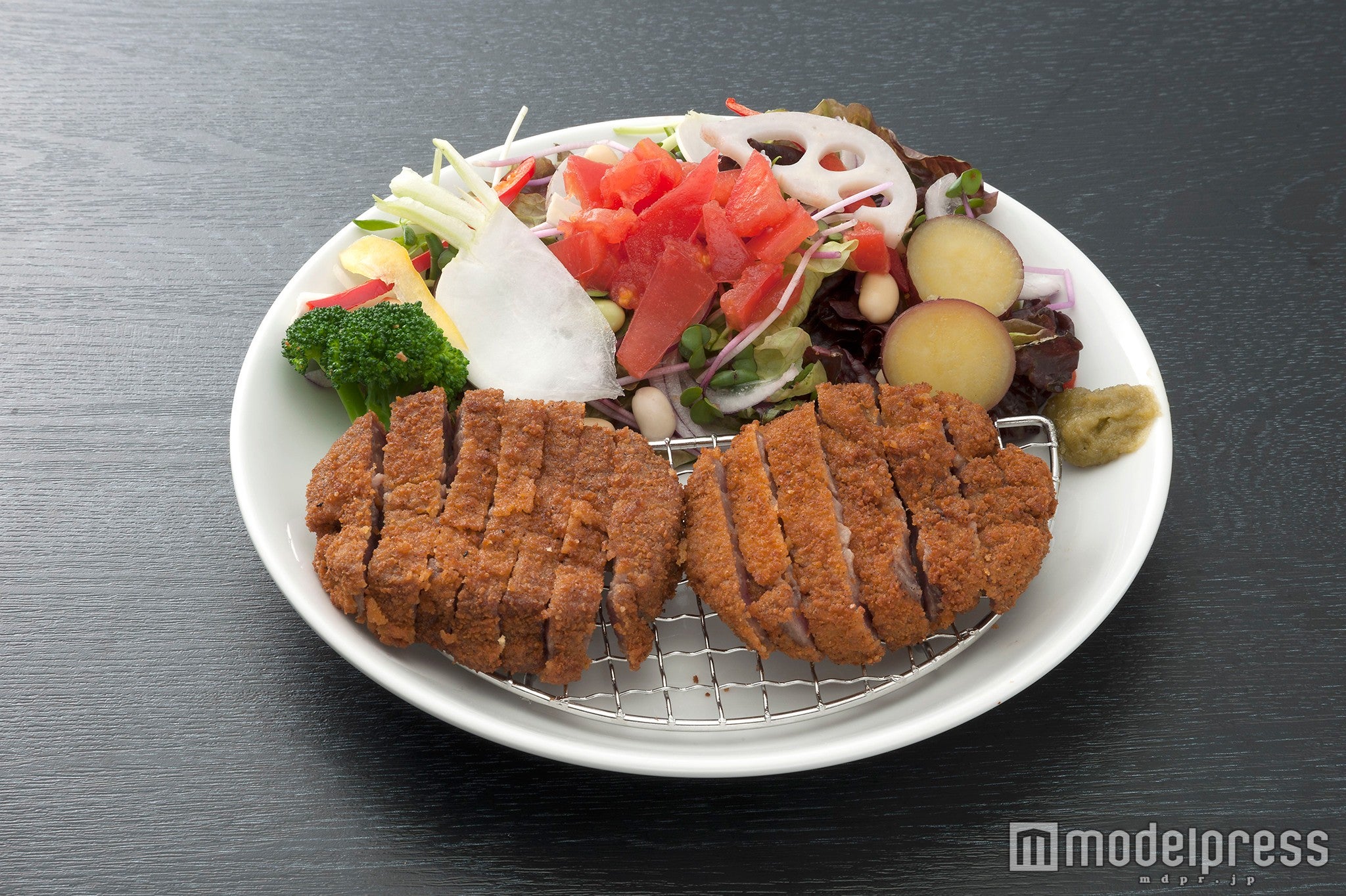 「牛タンかつ膳」1380円／画像提供：オムニプランニング