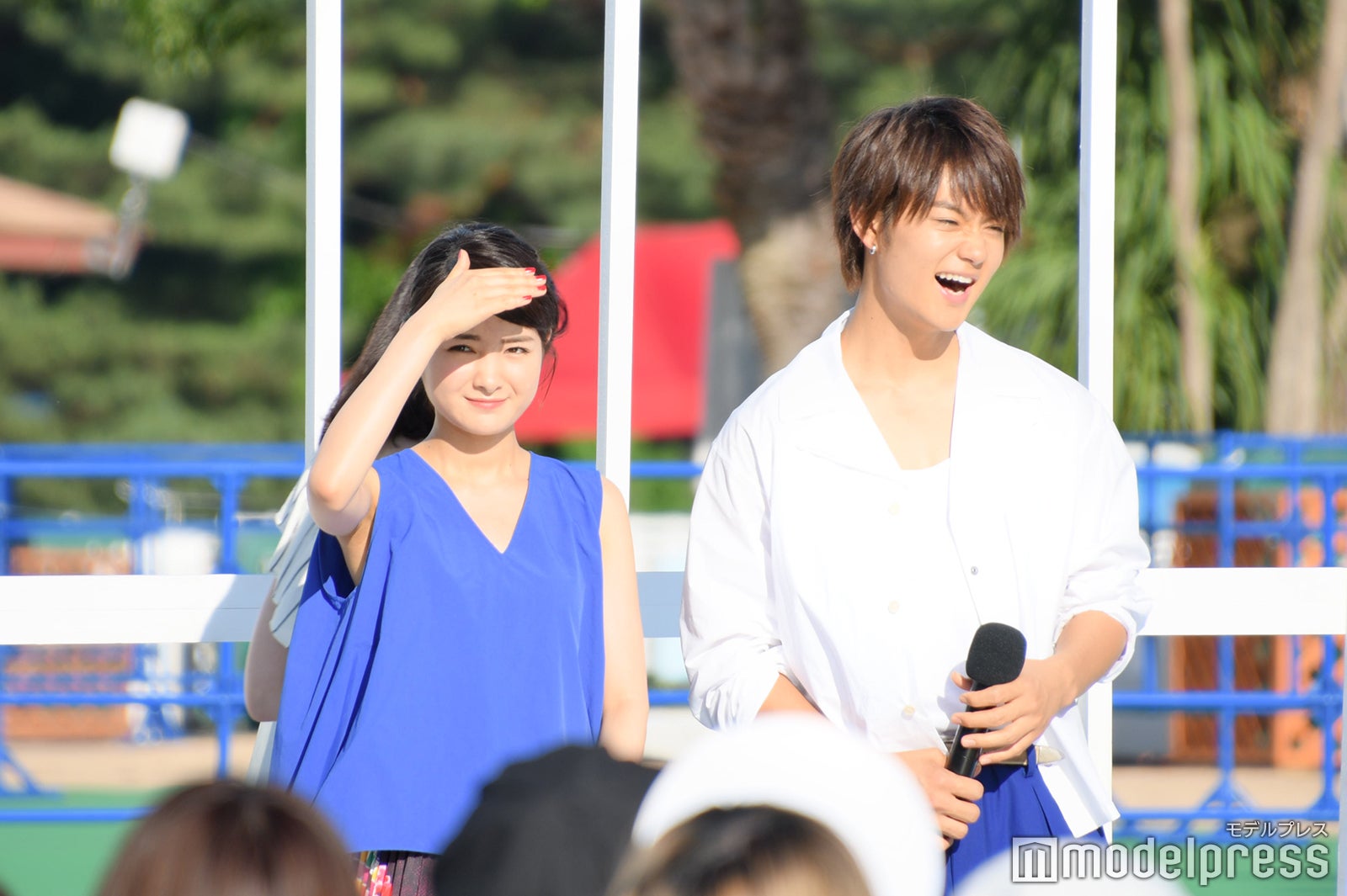 （左から）葵わかな、佐野勇斗 （C）モデルプレス