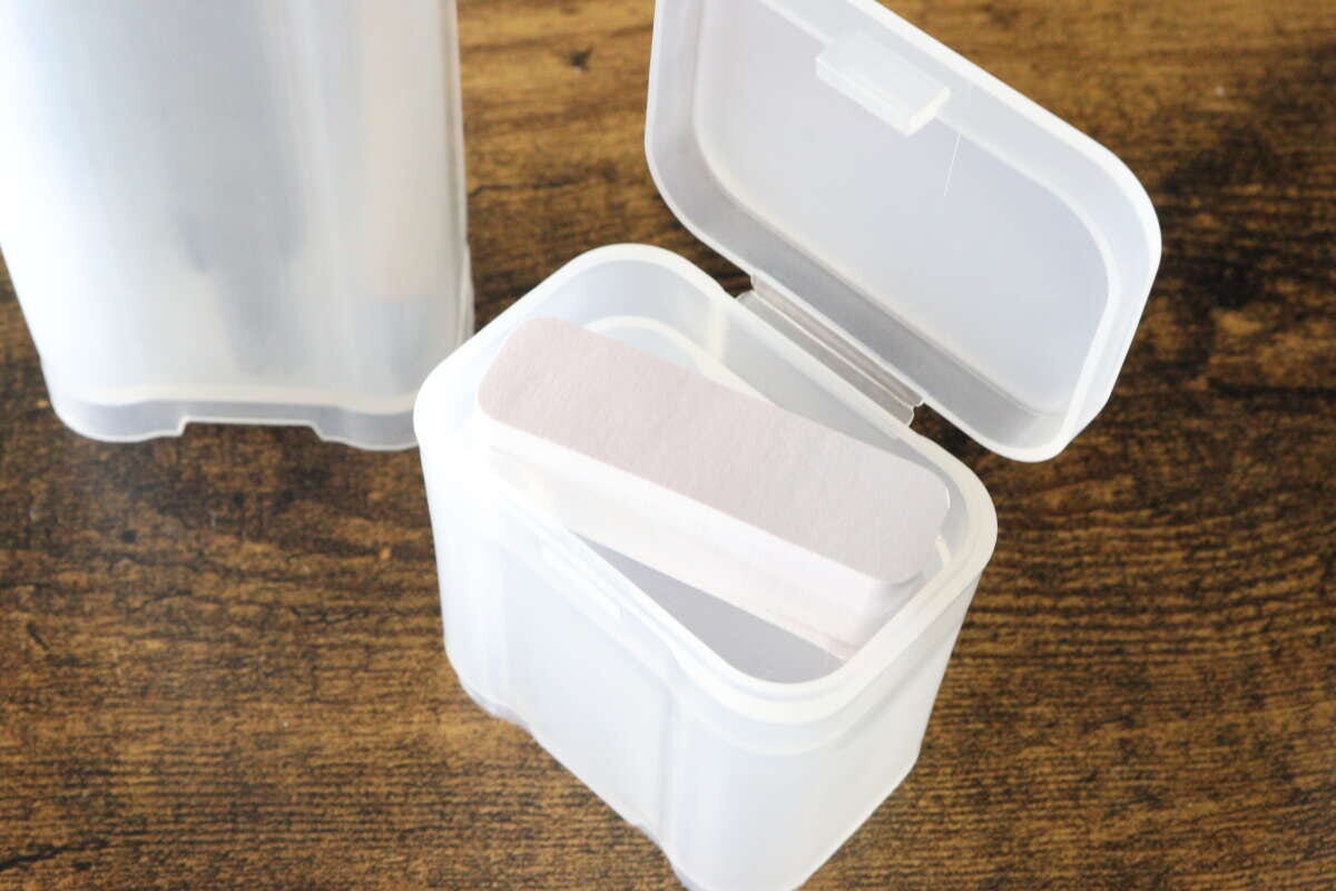 開いた蓋の裏側に小物入れがあり、付箋が収納されている 開いた蓋の裏側に小物入れがあり、付箋が収納されている