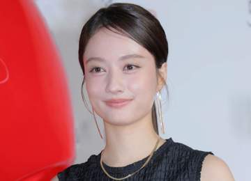 「どーこだ？」谷まりあ タコ足白Tで優雅に海外満喫「Tシャツのセンス…」「鬼可愛い♥」