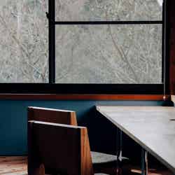 足るを知る木洩れ日る/画像提供:studioKANRO