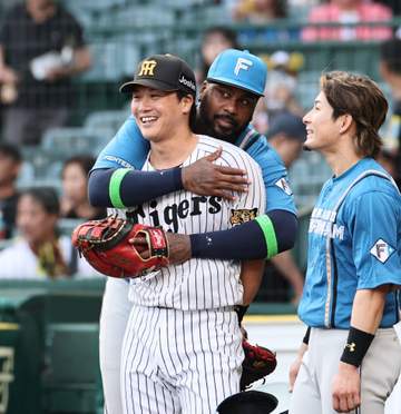 日本ハム・レイエスの優しい「バックハグ」阪神・伏見が満面笑み 交流戦で再会を喜ぶ