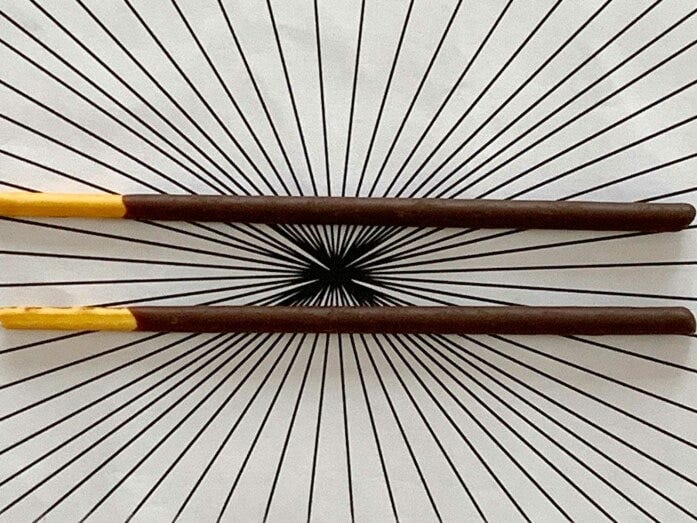 ポッキーによるへリング錯視