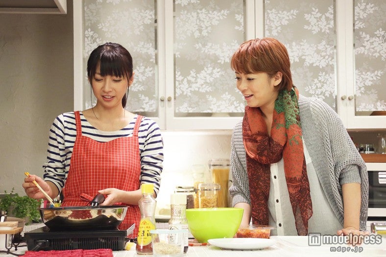 酒井若菜と佐藤仁美／テレビ東京系ドラマ「終電ごはん」のワンカットより