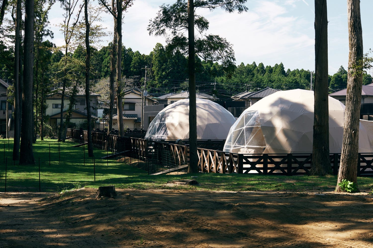 千葉に“全室犬OK”グランピング「まるのもり Glamping with Dog」浴槽付の広々空間&芝生ドッグランも