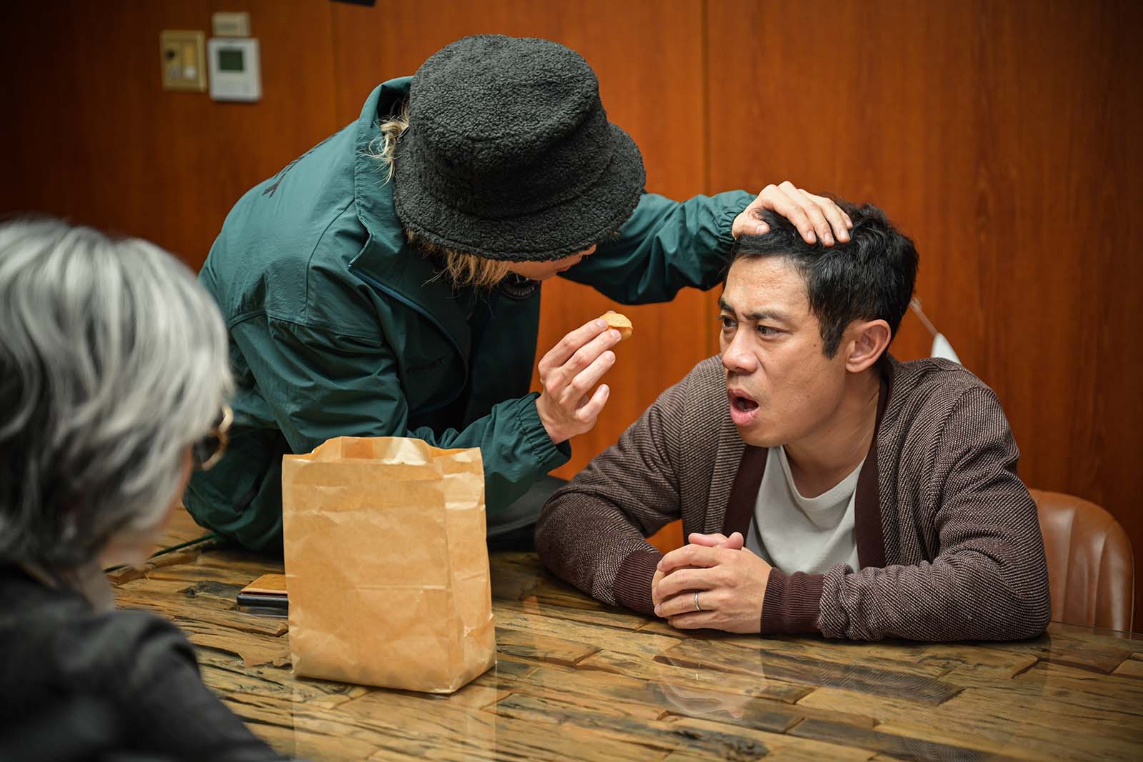 佐藤大樹、伊藤淳史「離婚しない男―サレ夫と悪嫁の騙し愛―」第7話より（C）テレビ朝日